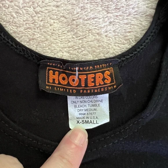 Hooters Black Tank Top - Picture 4 of 4